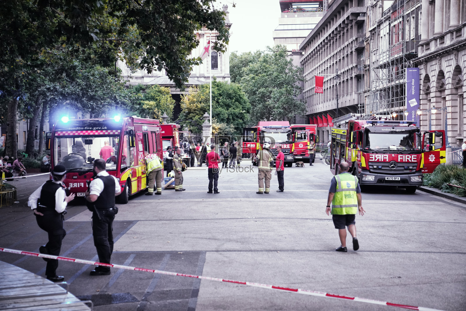 伦敦市中心圣玛丽莱斯特兰德教堂及河岸街：萨默塞特宫附近的消防车、英国警察和消防员照片摄影图片