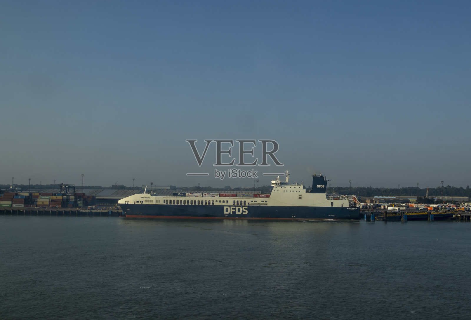 “Acacia Seaways”号滚装货船停靠在英国萨福克郡的费利克斯托港照片摄影图片