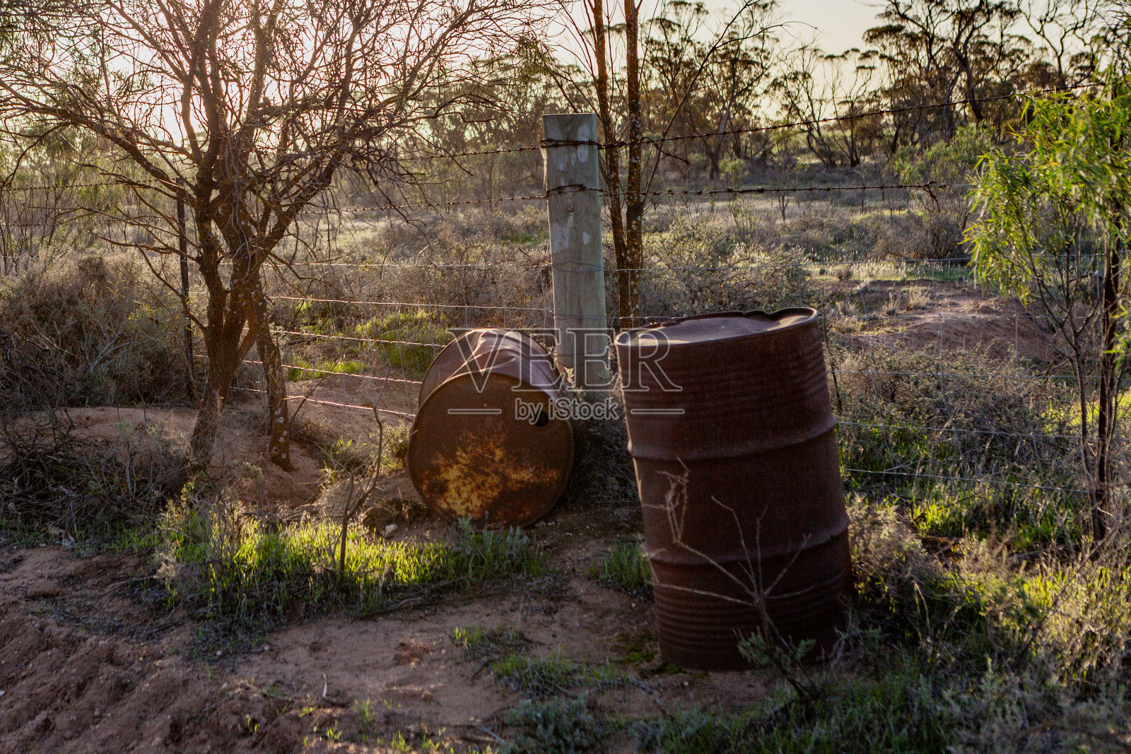 生锈腐朽的钢桶照片摄影图片