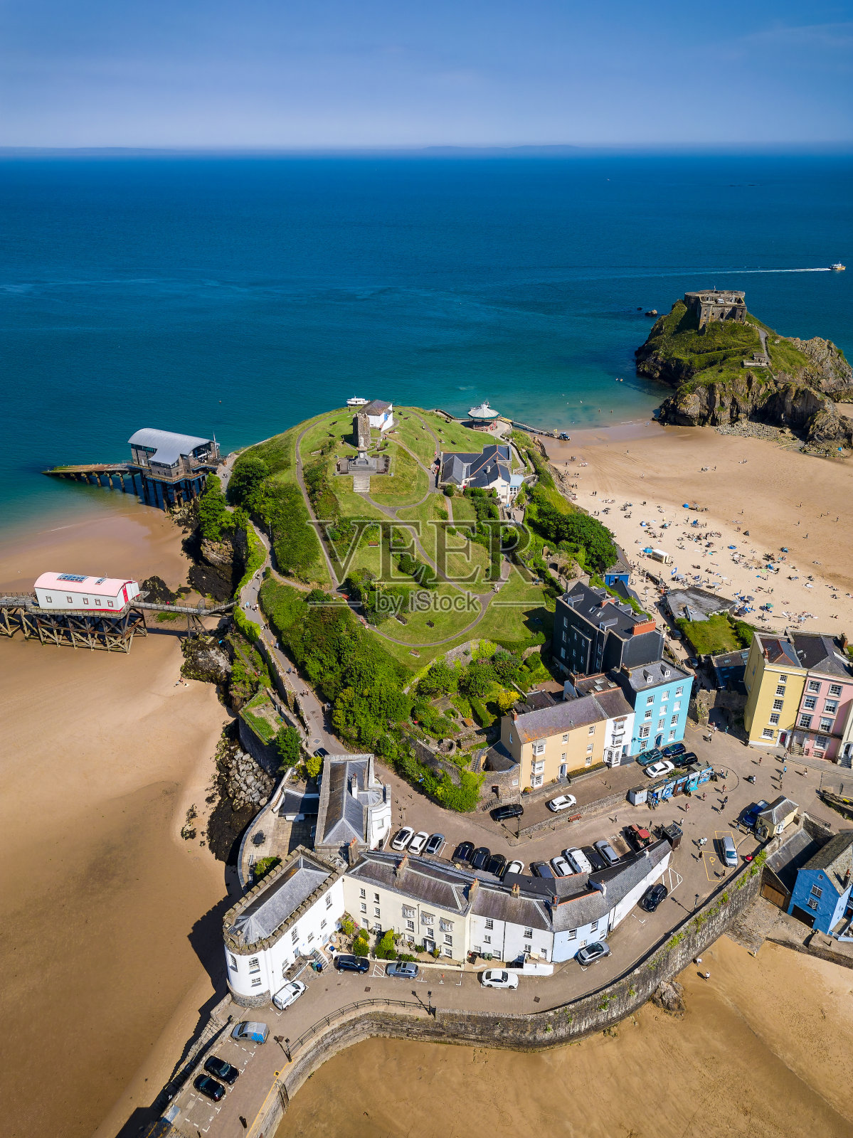 鸟瞰城堡山和大沙滩退潮时的滕比，威尔士照片摄影图片