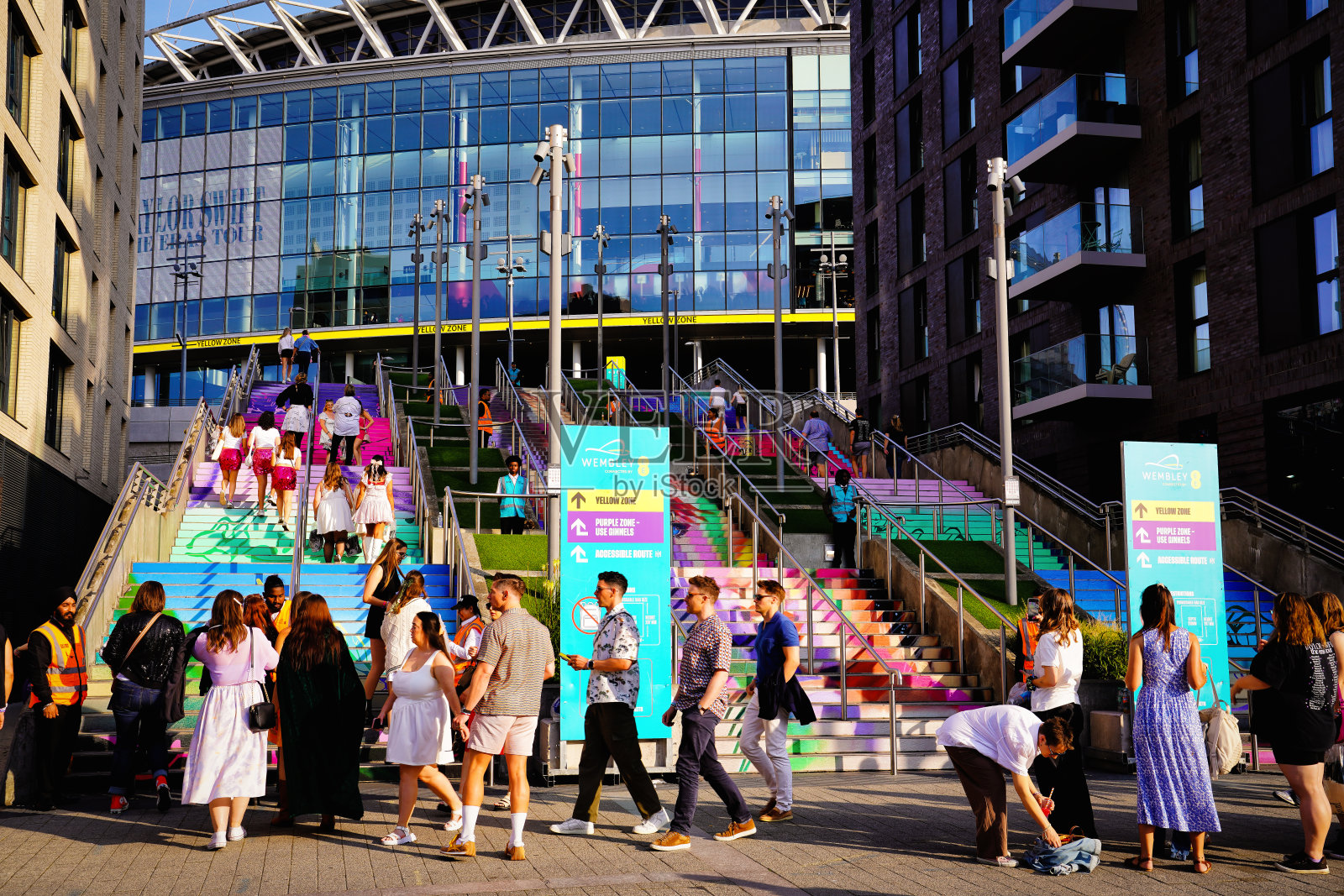 奥运之路:温布利体育场外立面，人群，粉丝，泰勒·斯威夫特在英国的时代巡演，流行文化照片摄影图片