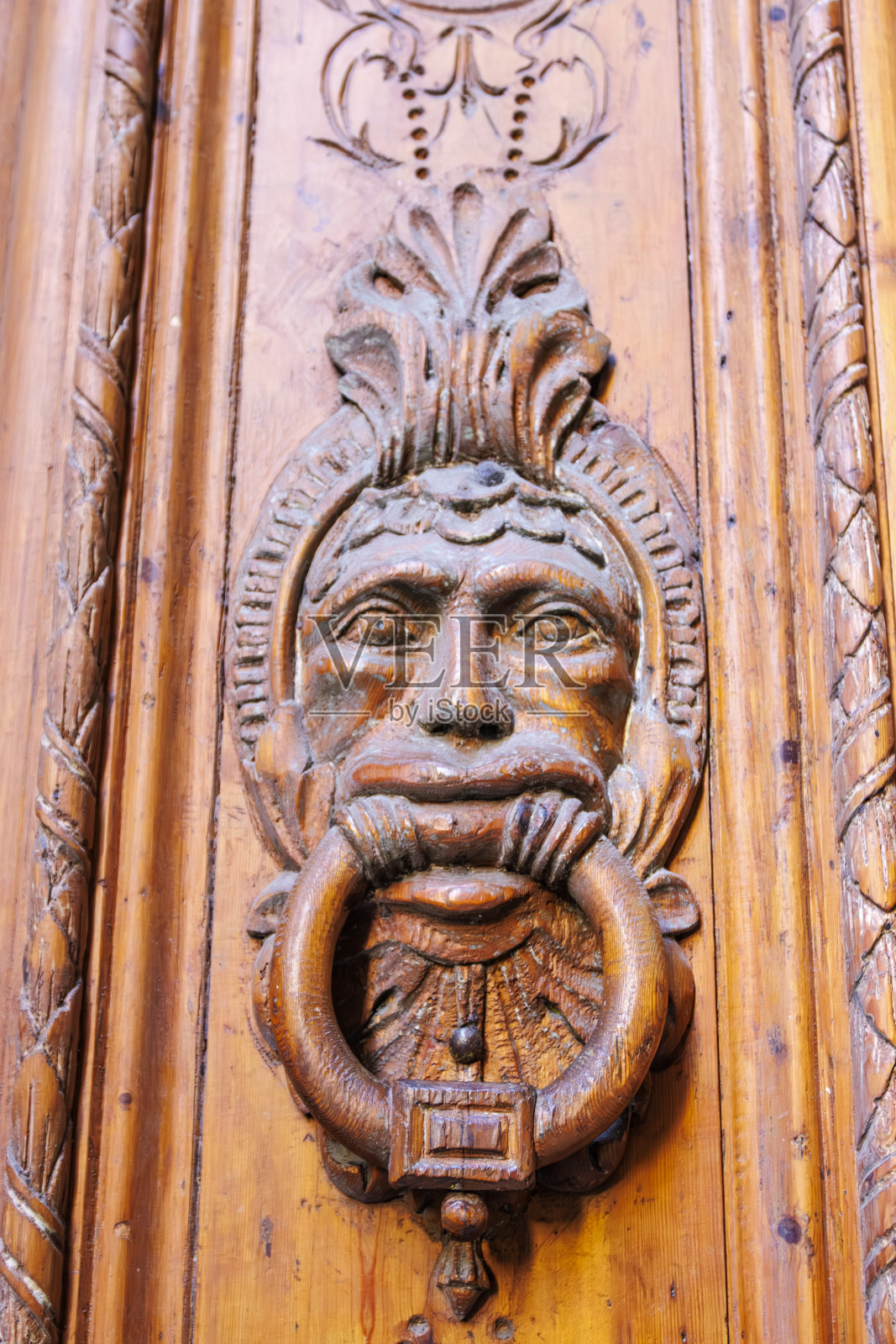 木门雕刻男性面孔，哥特区，巴塞罗那，加泰罗尼亚，西班牙，欧洲照片摄影图片