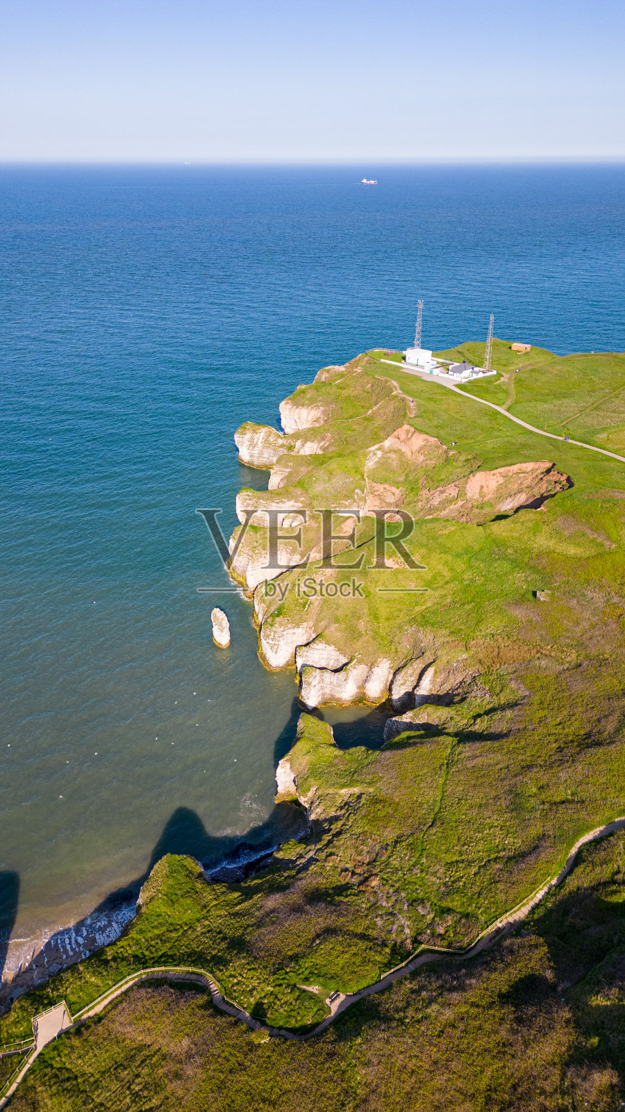 鸟瞰图，在英国的弗朗伯勒，悬崖和灯塔俯瞰着海洋的海岸景观照片摄影图片