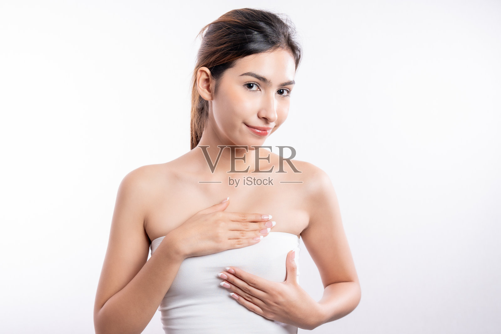 一名年轻女子亲自检查自己的乳腺癌。照片摄影图片