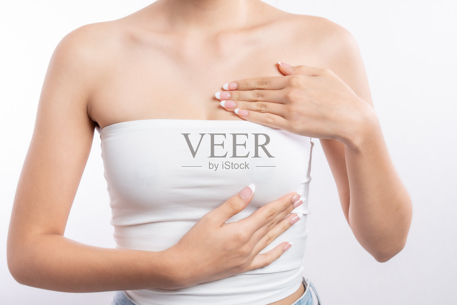 一名年轻女子亲自检查自己的乳腺癌。照片摄影图片