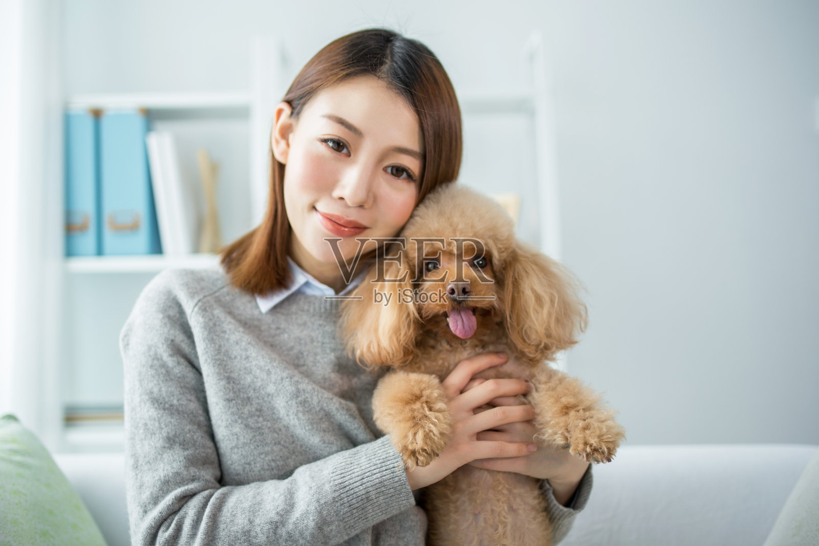 和可爱的小狗玩耍的女人照片摄影图片