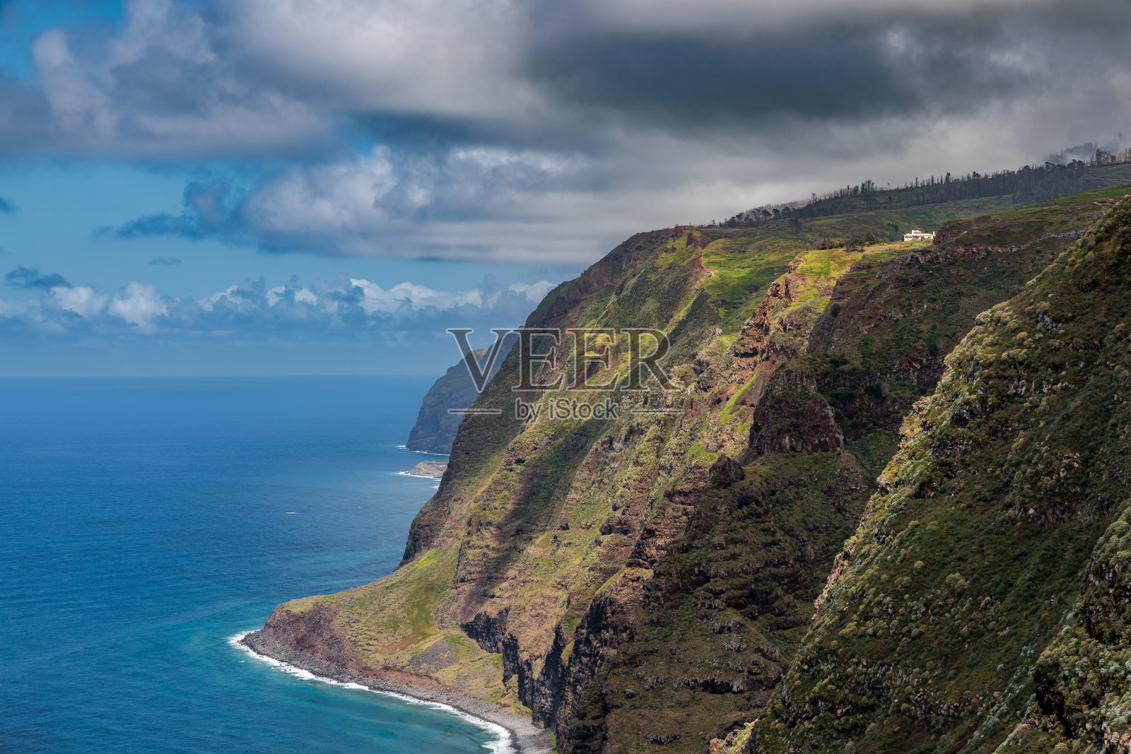 马德拉岛蓬塔多帕戈镇附近的海岸照片摄影图片