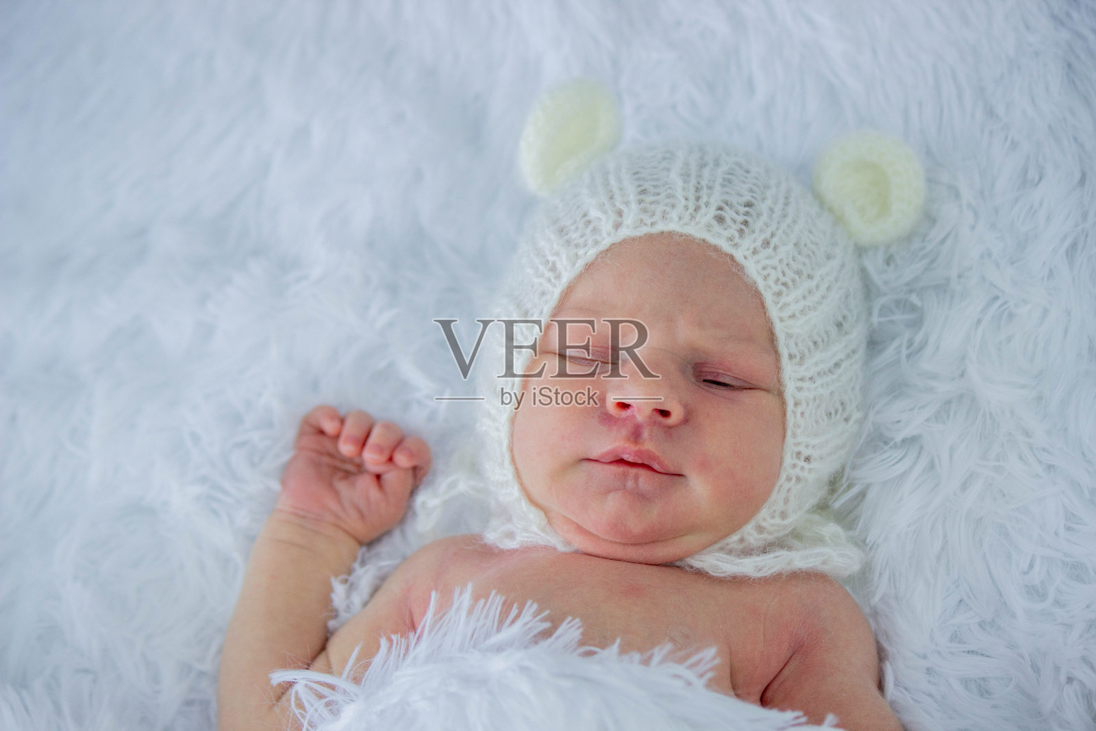 可爱的小女孩和泰迪熊一起睡觉。照片摄影图片