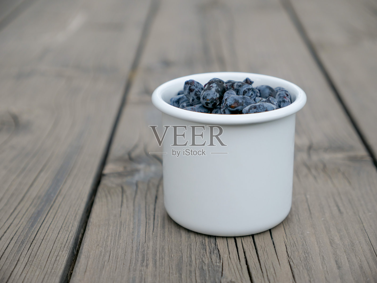 白色杯子里的新鲜蜂蜜浆果照片摄影图片