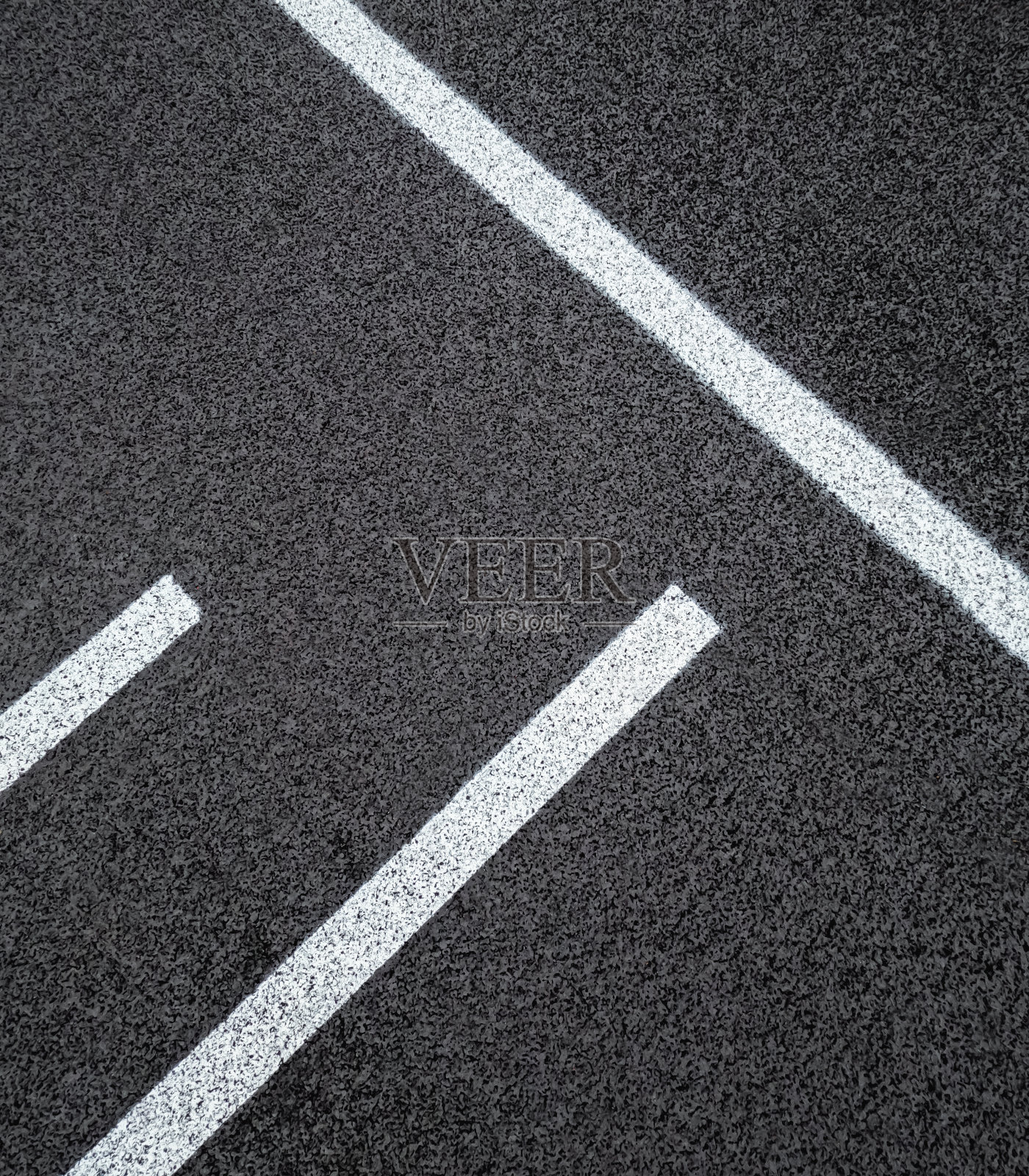 黑色路面上有角度的白线照片摄影图片