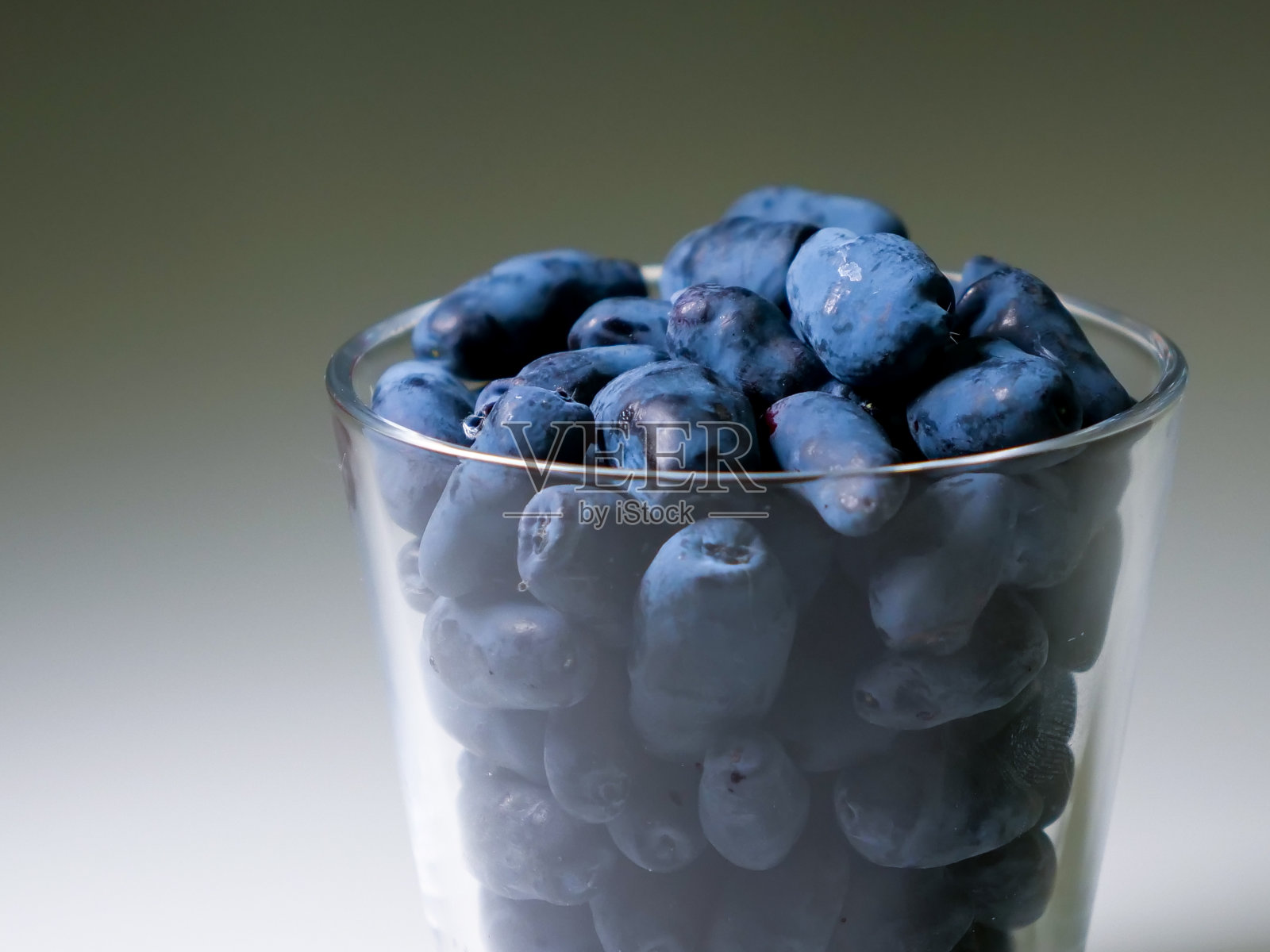 一碗新鲜的蜂蜜浆果(Lonicera caerulea)照片摄影图片