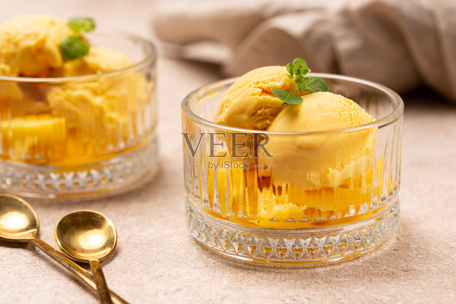 玻璃杯中的天然芒果冰淇淋照片摄影图片