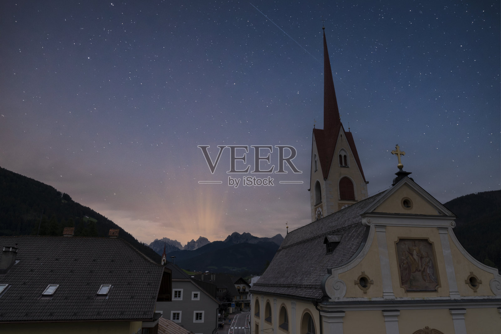 特伦蒂诺上阿迪奇的蒙格尔福镇黎明时分照片摄影图片