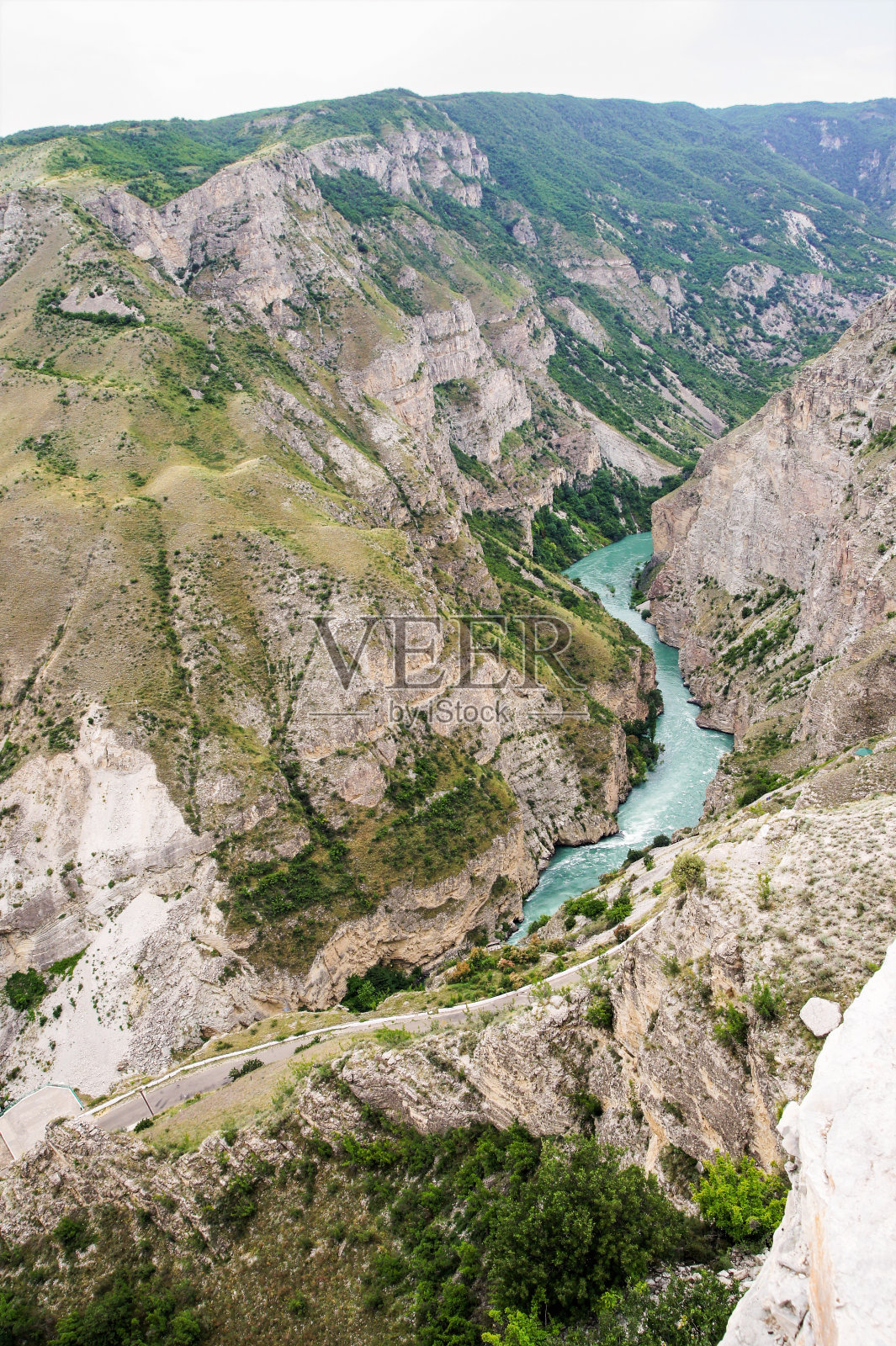 山中的苏拉克河床。照片摄影图片