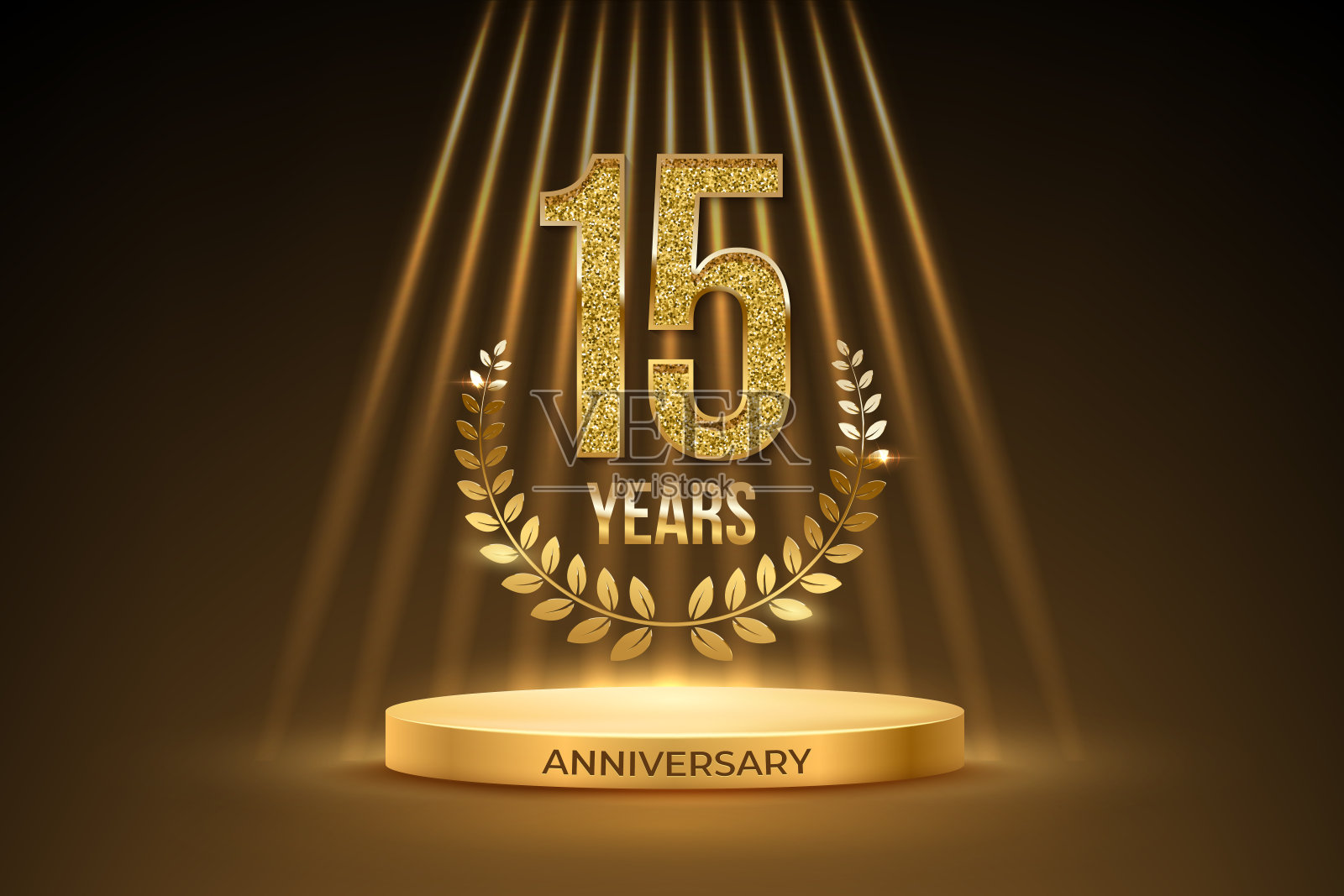 十五周年金奖领奖台。庆祝生日或禧年金色矢量背景。豪华的舞台上有月桂花圈，发光的光芒，闪闪发光的数字15和黑色的周年纪念插画图片素材
