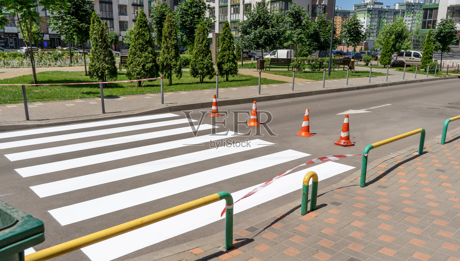 应用道路标记。院子里街道上的人行横道。锥与极限照片摄影图片