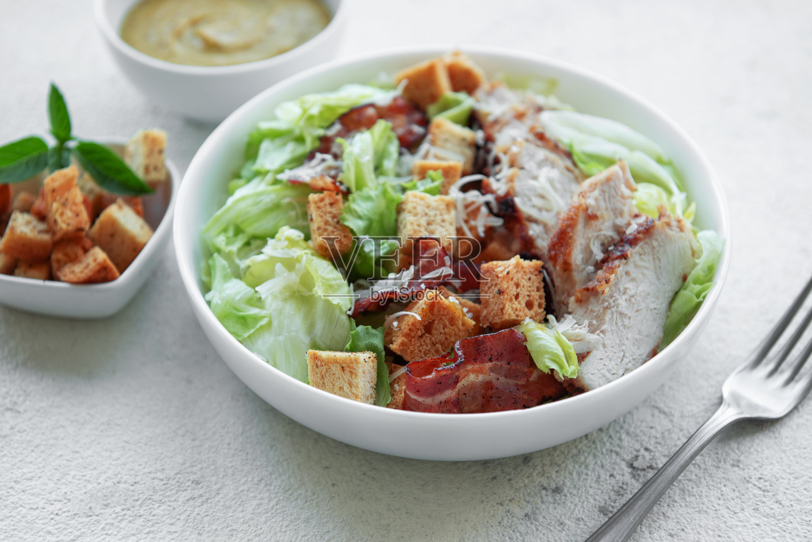 一碗凯撒沙拉照片摄影图片