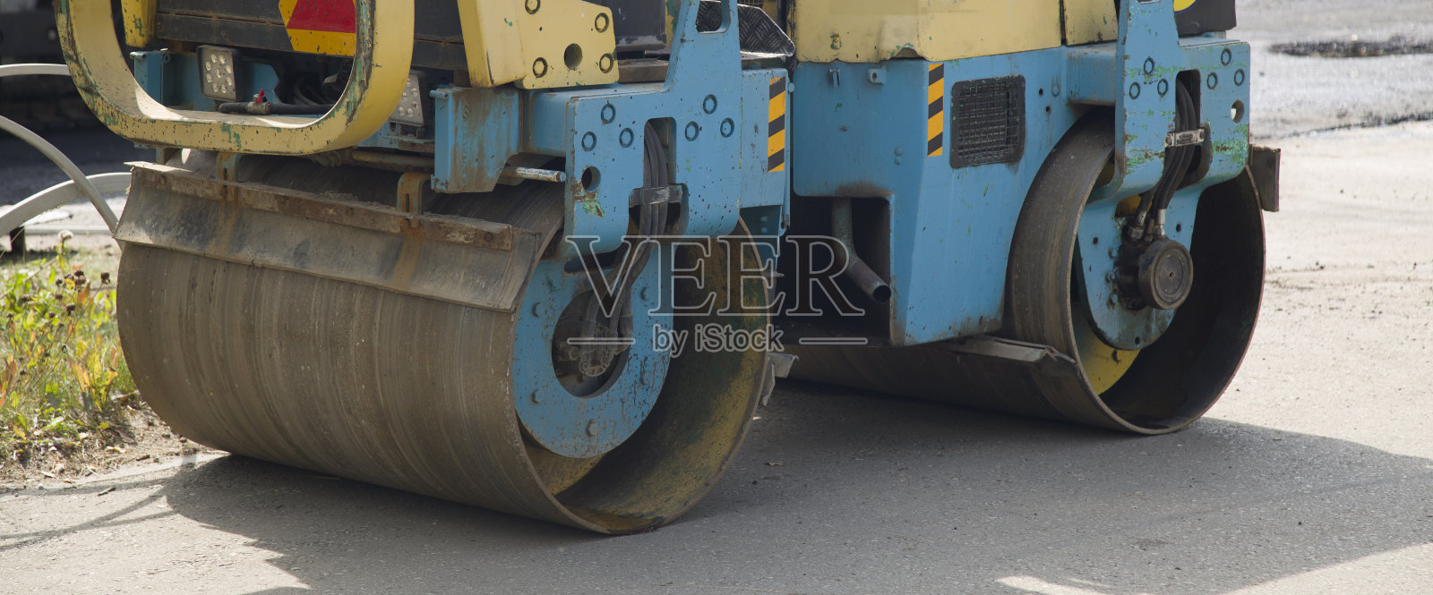 在高速公路上铺设新的沥青。道路维修。照片摄影图片