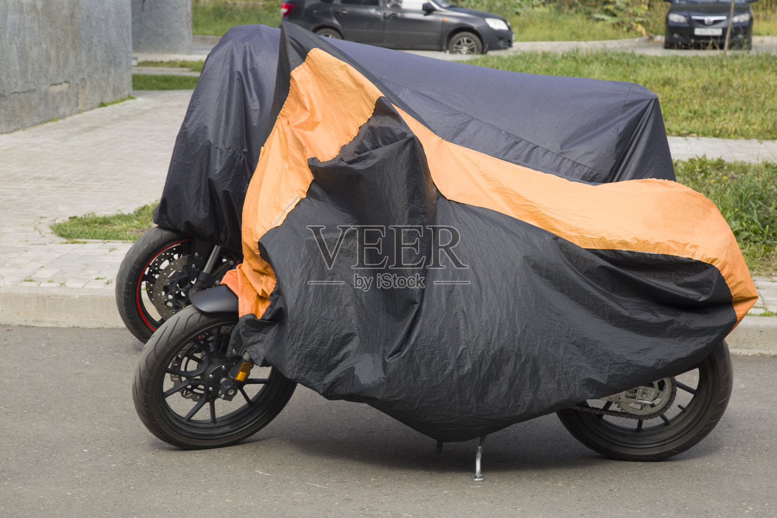 城市街道上摩托车的掩体。照片摄影图片