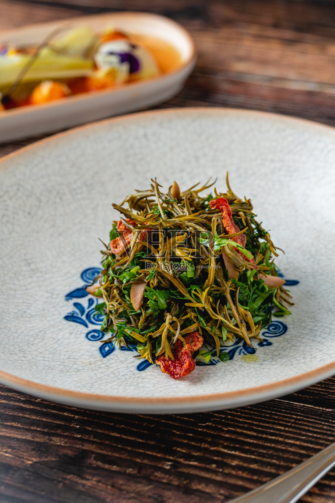 健康的Zahter百里香沙拉在精致餐厅供应。土耳其名字Zahter Salatasi照片摄影图片