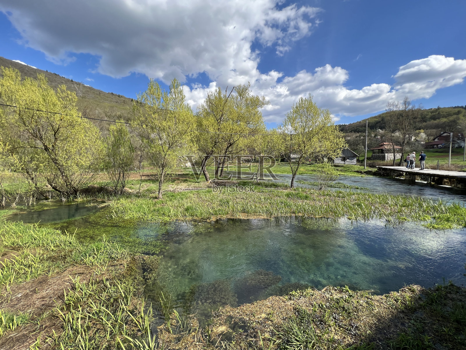 Gacka河的泉水-克拉纳克泉，克罗地亚(Izvori rijeke Gacke ili Vrila Gacke - Klanac Vrilo ili Izvor Klanac, Sinac - Lika, Hrvatska)照片摄影图片