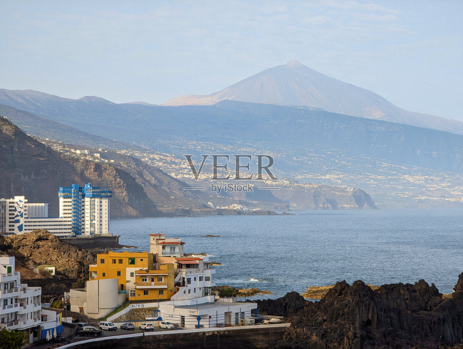 背景中的El Pris和Mesa del Mar，西班牙加那利群岛北特内里费岛塔科龙特市照片摄影图片