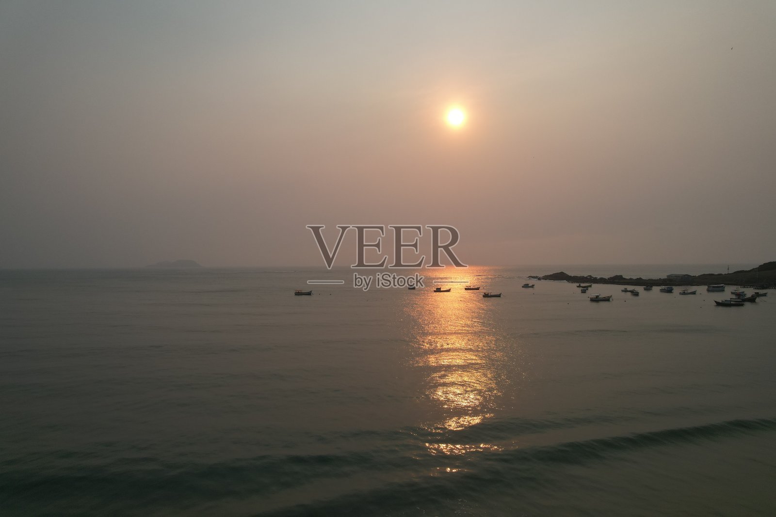 由于雨林大火，巴西的烟雾日出。照片摄影图片