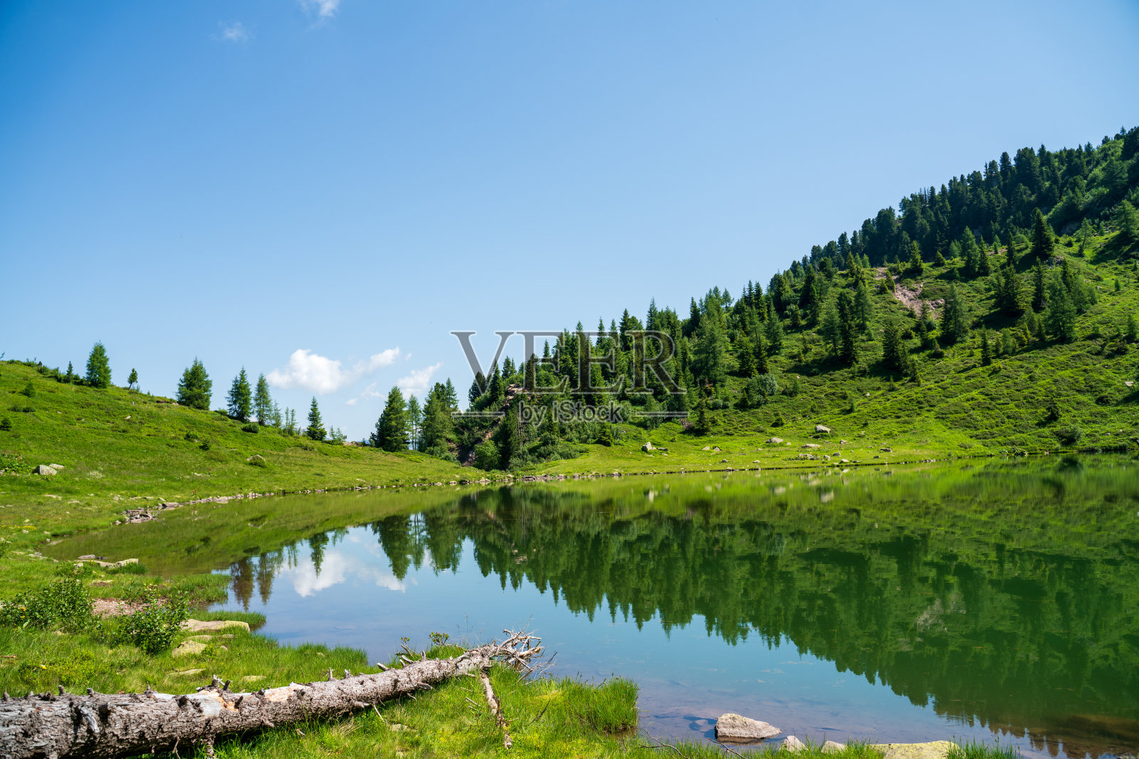 拉戈莱和它在意大利白云岩中的美丽湖泊照片摄影图片