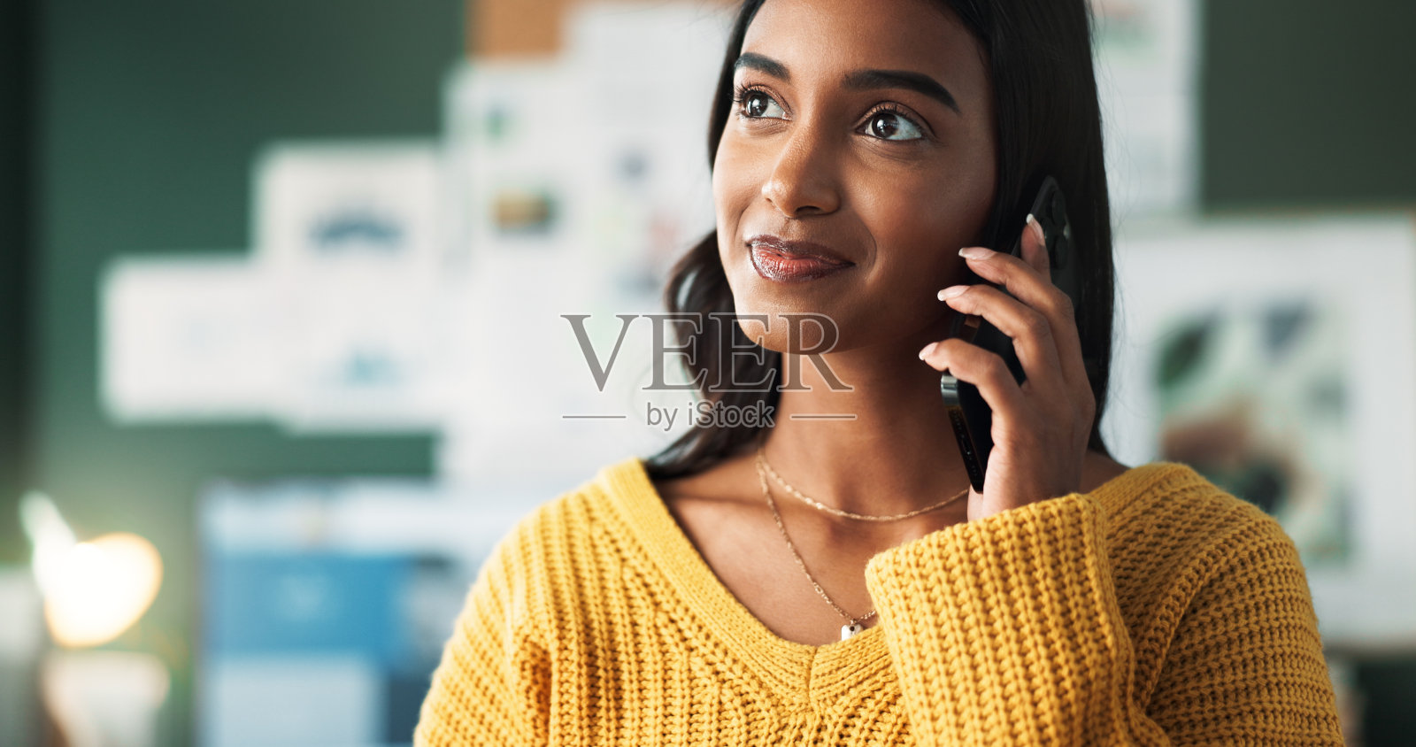 女人，开心和商务的电话为启动，微笑着与客户沟通订单或交易谈判。会说话、会听、会上网、会信息、会工作照片摄影图片