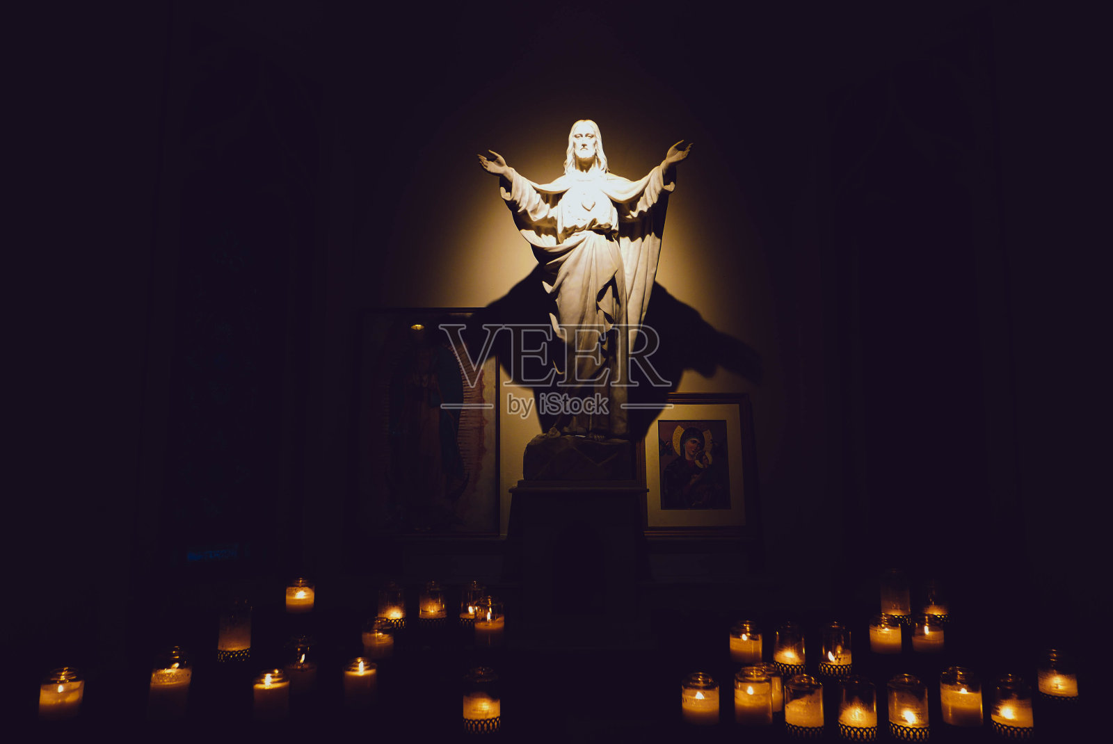 教堂里的耶稣基督雕像照片摄影图片