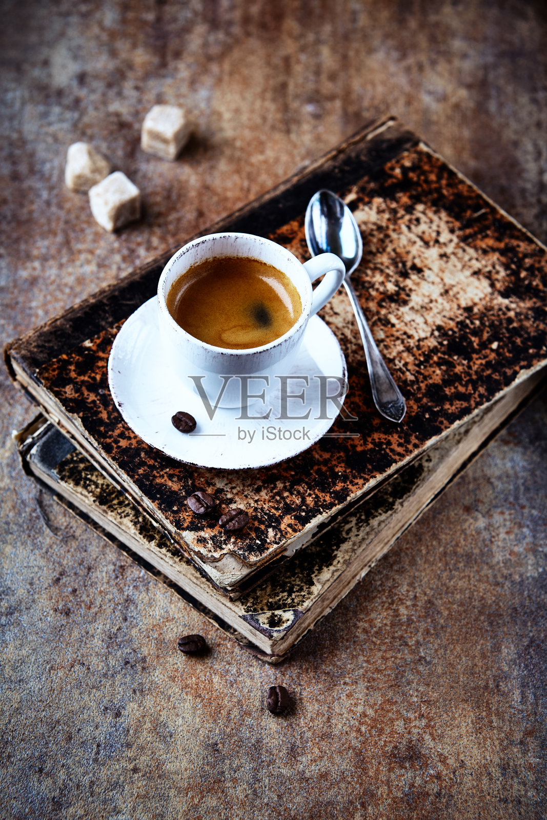 一杯咖啡在质朴的石头背景上。副本的空间。照片摄影图片