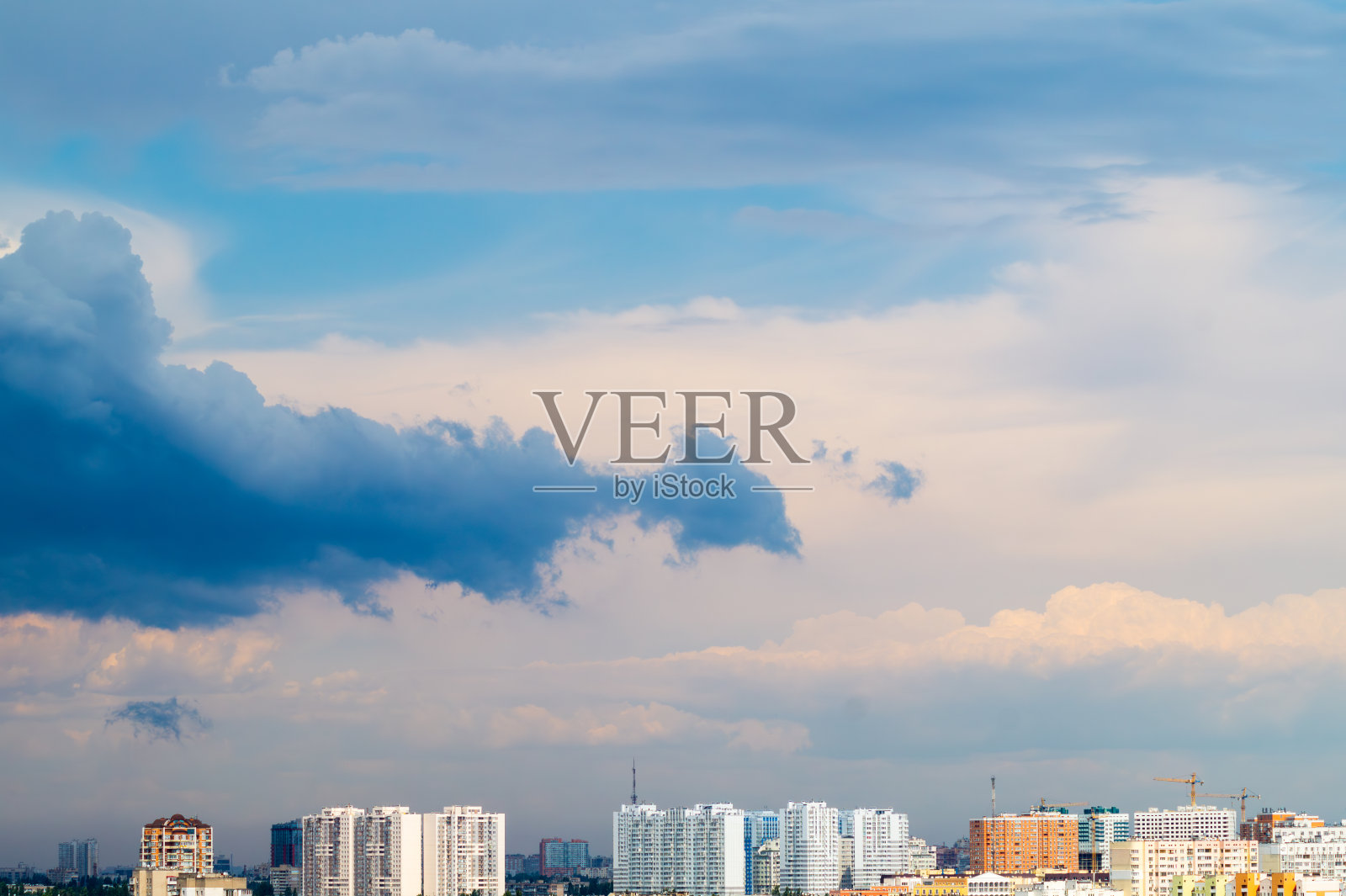 夏日城市屋顶上的云照片摄影图片