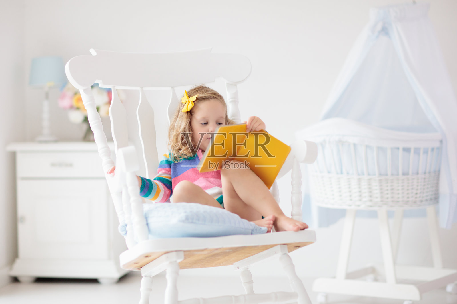 孩子读书。孩子们读书。照片摄影图片