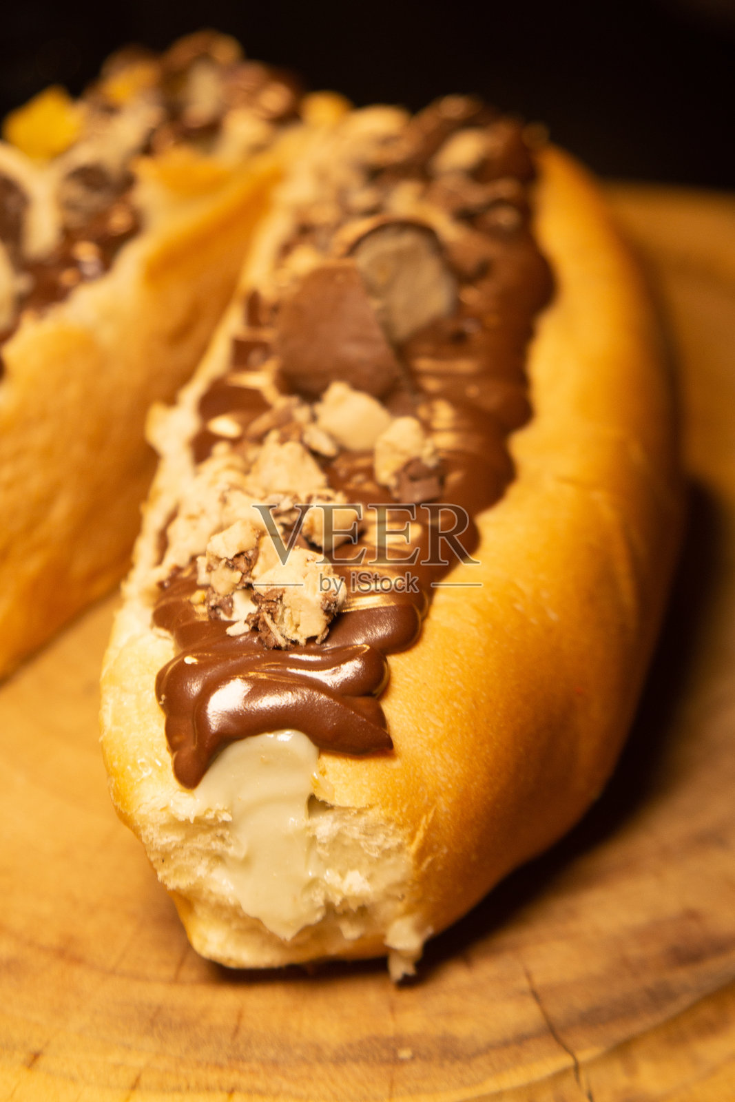 美味的糖果热狗在木桌上照片摄影图片