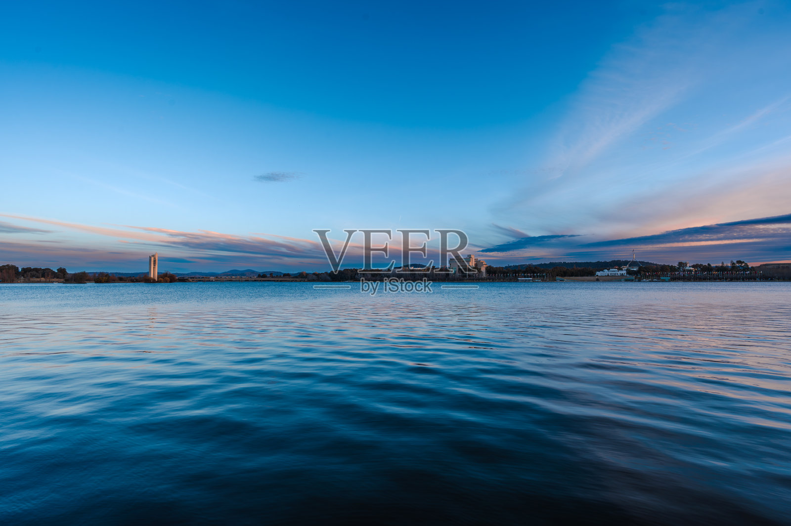 傍晚，堪培拉伯利格里芬湖上的美丽日落照片摄影图片