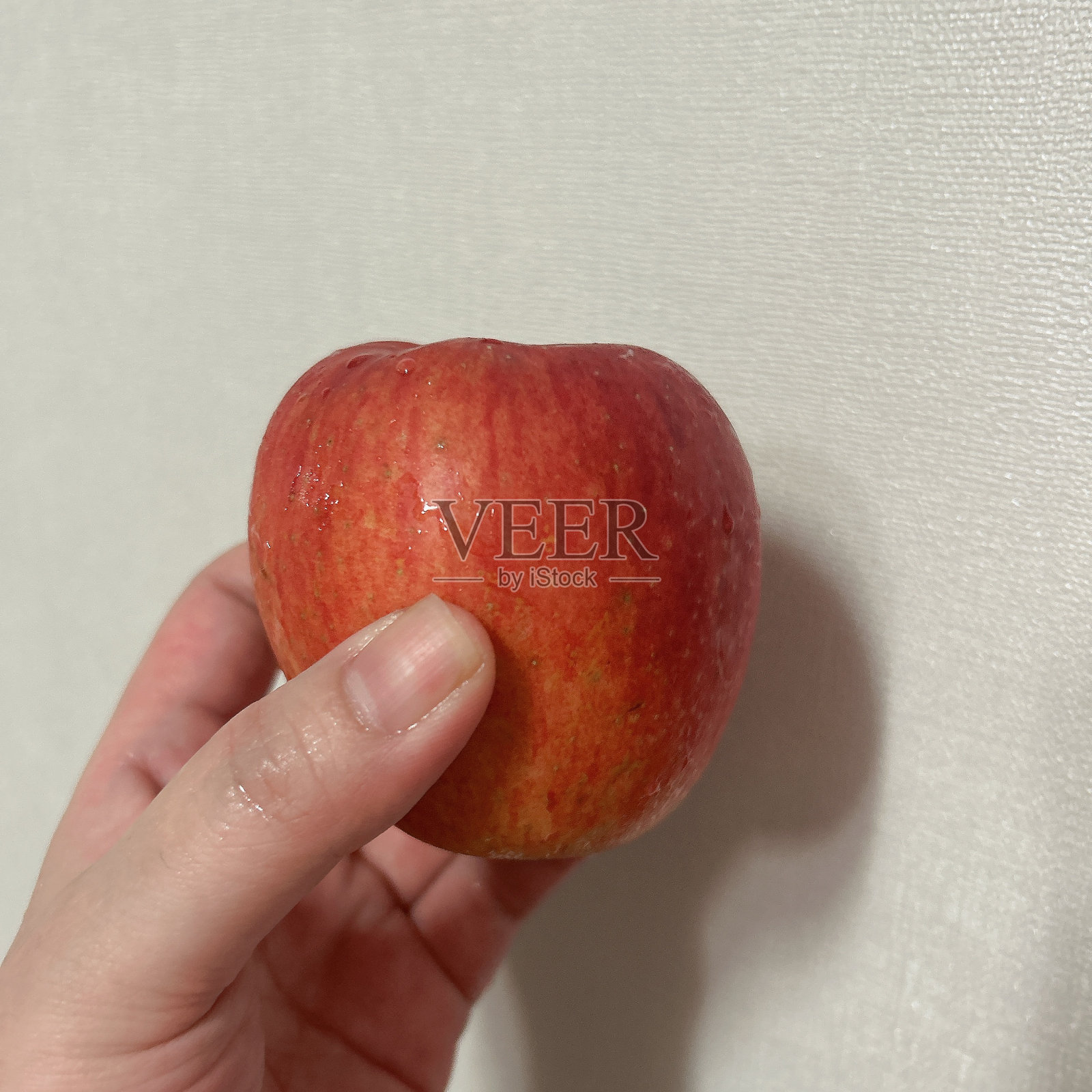 盒子里的新鲜红苹果的特写镜头。照片摄影图片