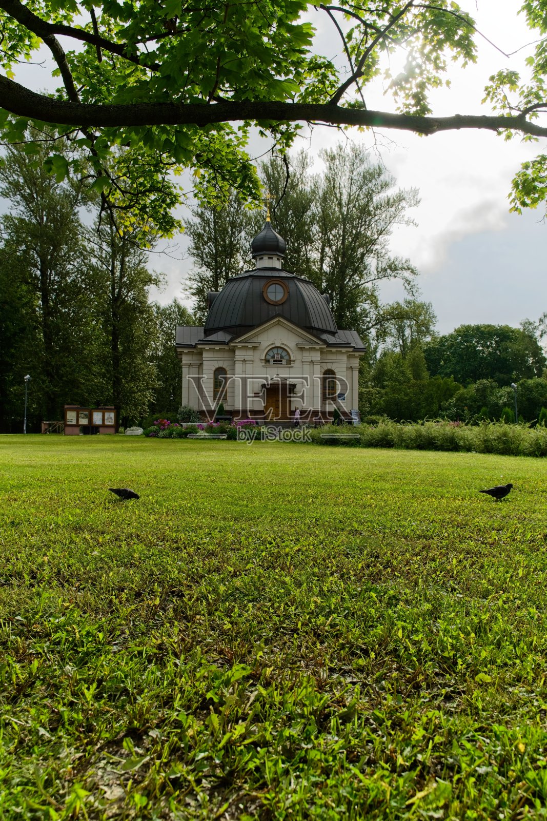 公园里寺庙前的一大片修剪过的草地照片摄影图片