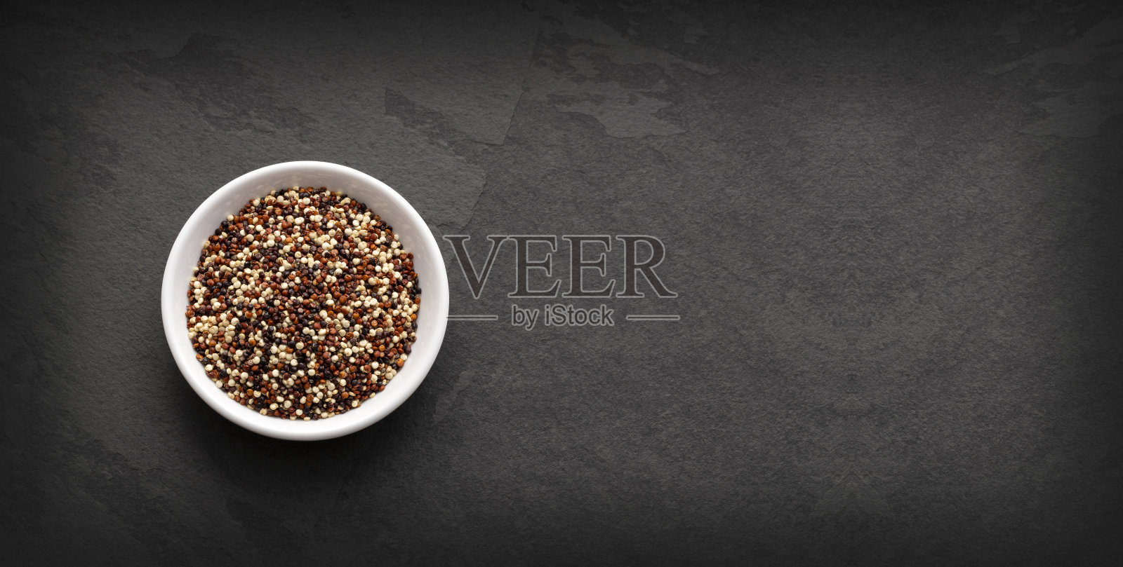 混合白色，红色和黑色藜麦种子-藜麦藜照片摄影图片