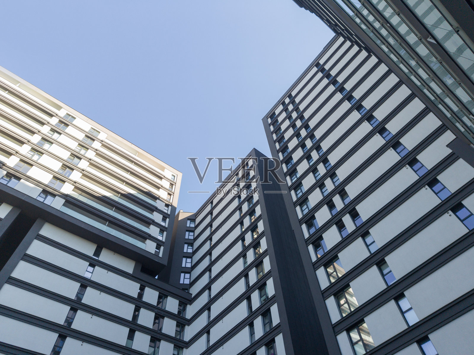 湛蓝天空下的现代高层公寓楼照片摄影图片