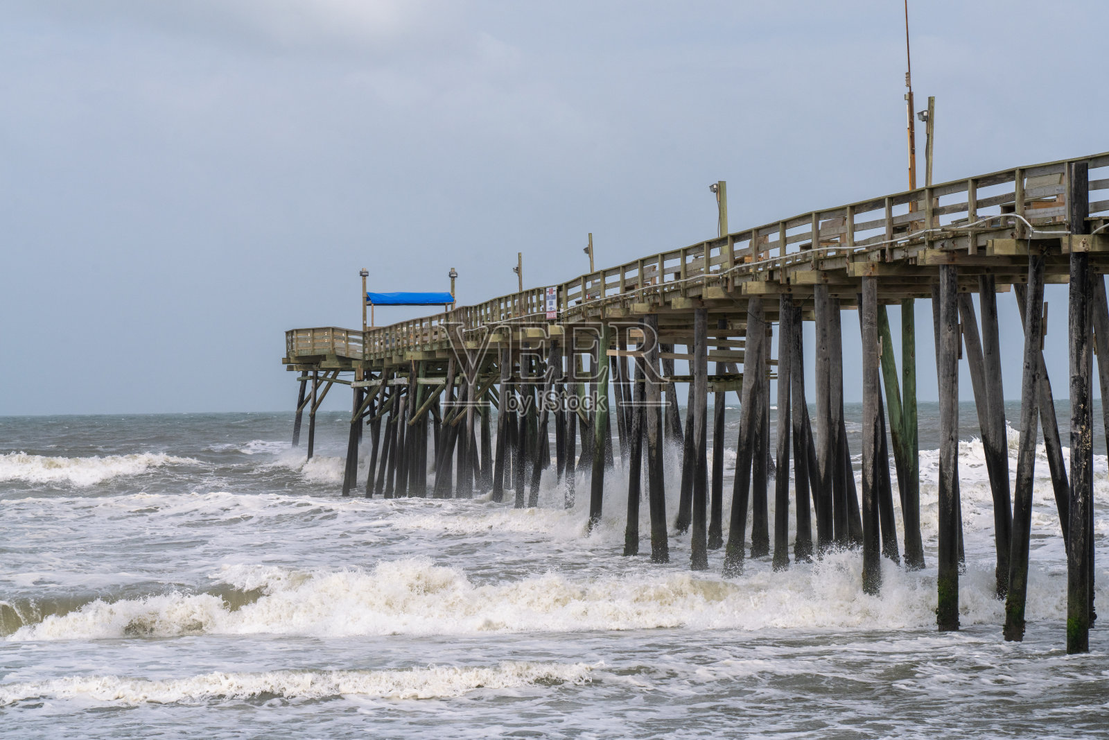 在北卡罗莱纳外滩的风暴中，海浪冲击着罗丹码头照片摄影图片