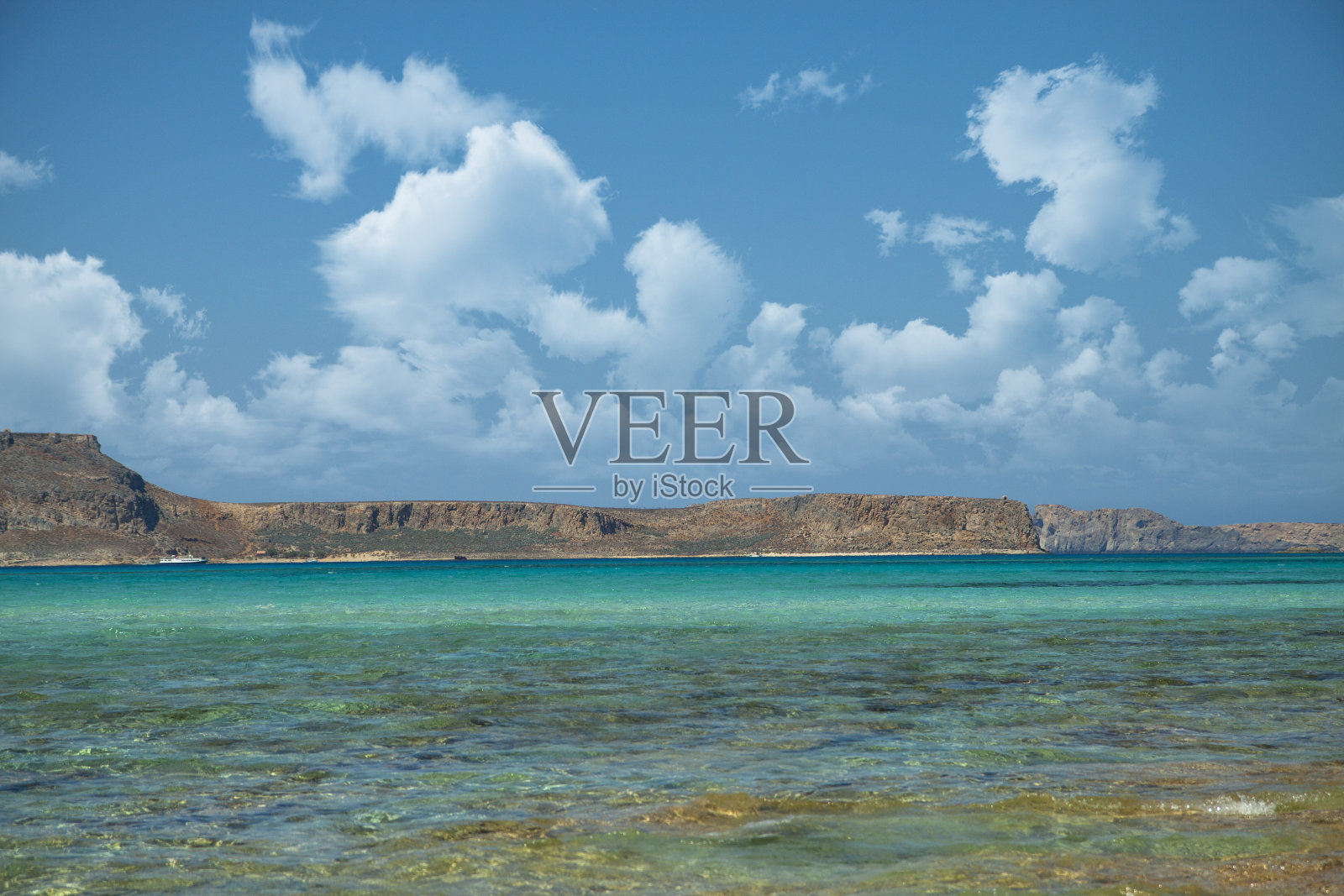 希腊克里特岛上的巴洛斯泻湖。群山和巴洛斯海滩清澈的海水。照片摄影图片