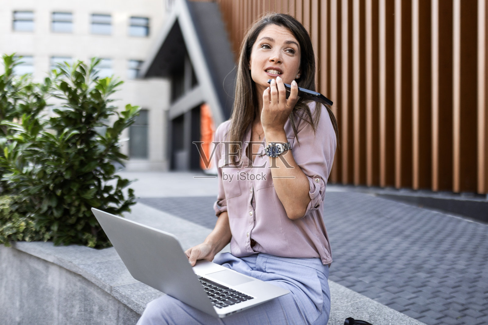 商务区拿着笔记本电脑的女商人照片摄影图片