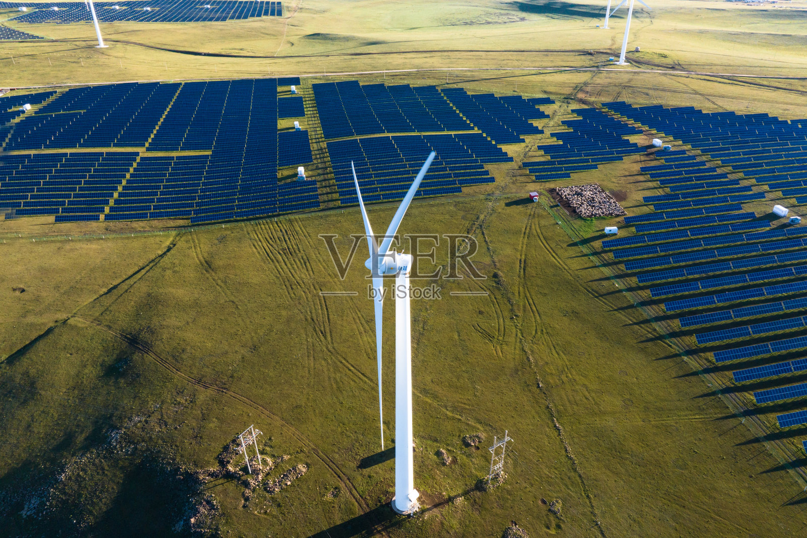 太阳能发电站和风力发电站的视图照片摄影图片