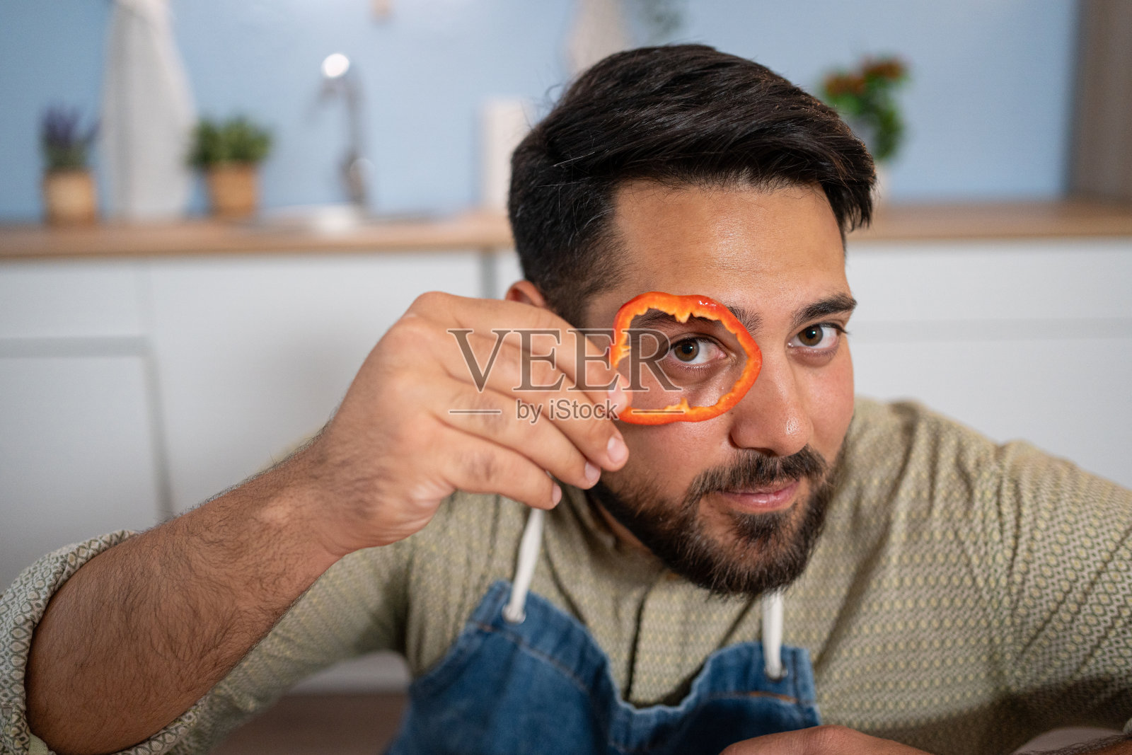 一个快乐的厨师在准备一道菜时玩得很开心。照片摄影图片