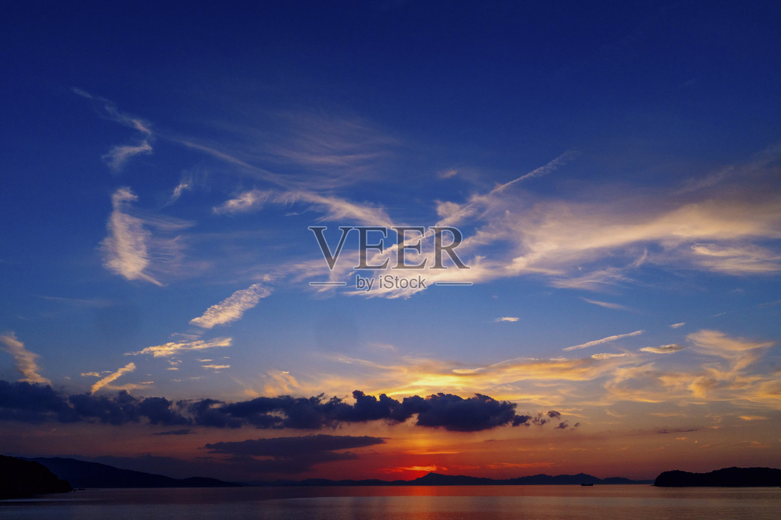 遥远岛屿上的日落。照片摄影图片