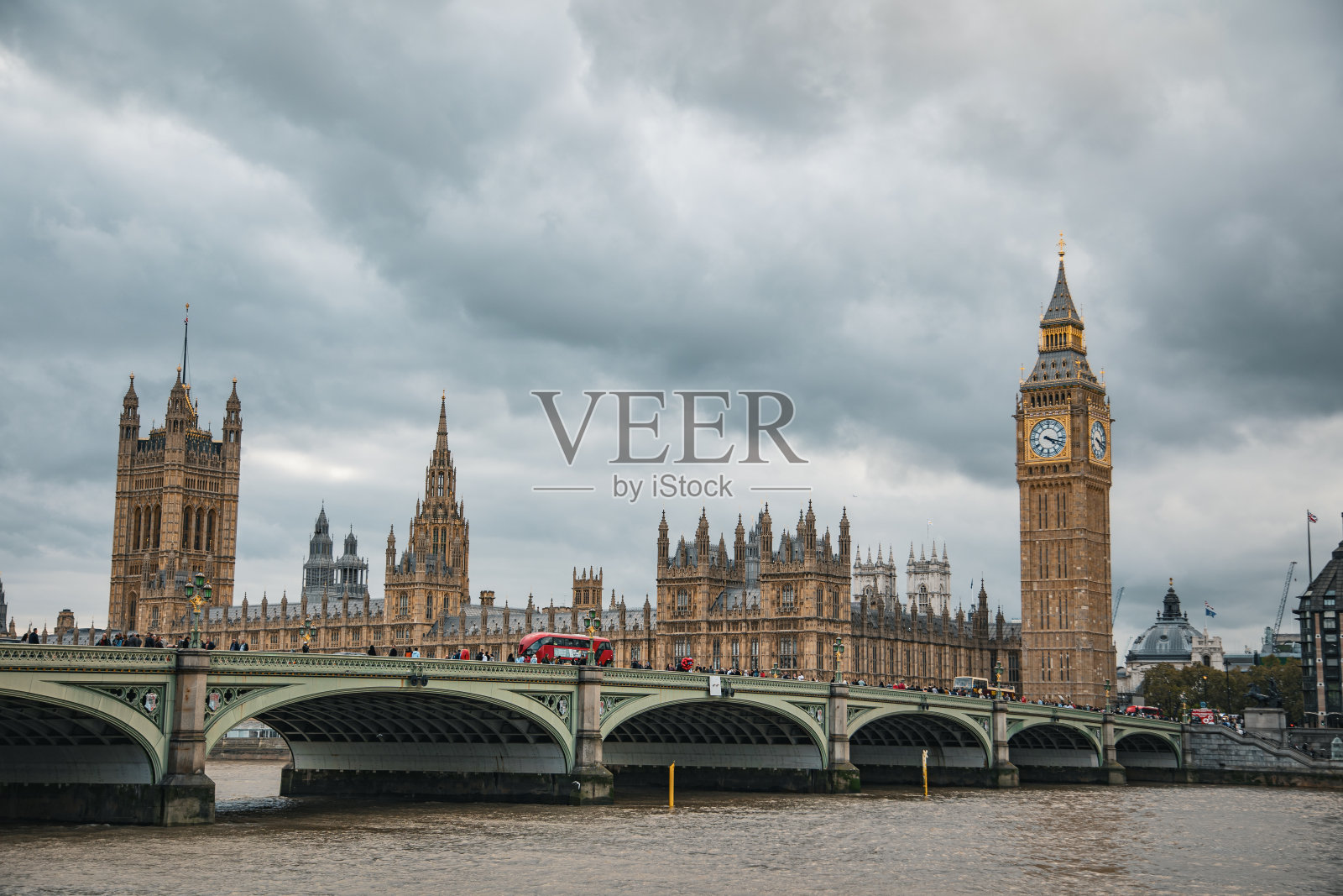 大本钟尖顶和钟面，大本钟和议会大厦，大本钟塔钟，威斯敏斯特宫，伦敦的象征，有大本钟和威斯敏斯特桥的伦敦，威斯敏斯特桥照片摄影图片