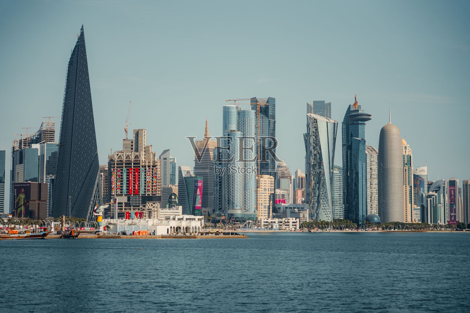 卡塔尔多哈的现代天际线,标志性的摩天大楼和清澈的蓝天照片摄影图片