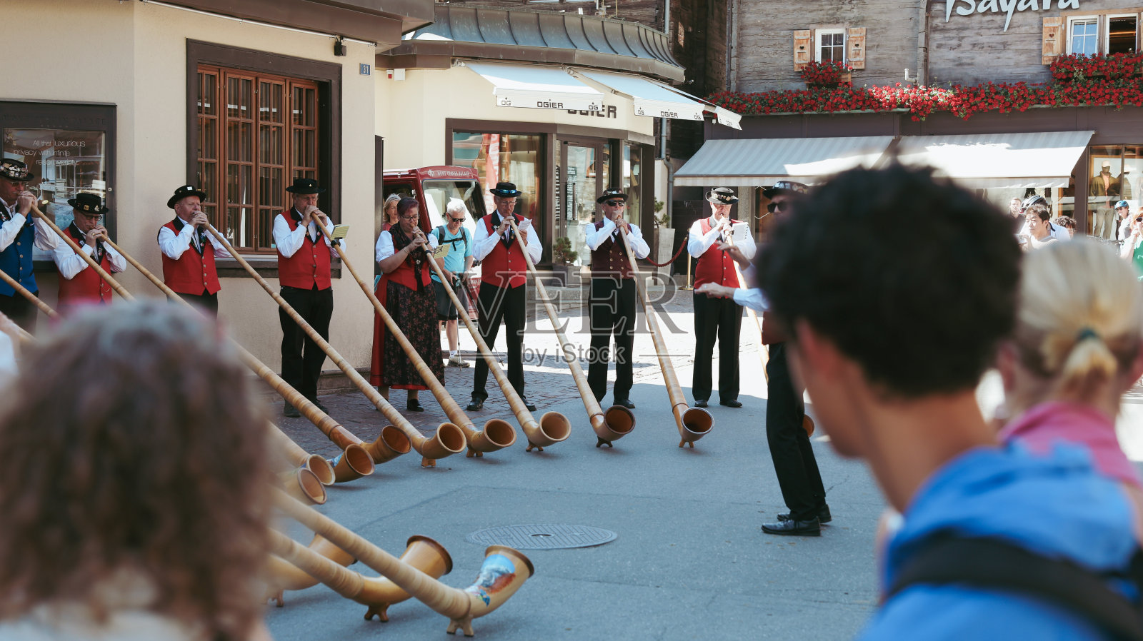 阿尔卑斯号音乐家在采尔马特表演，瑞士，展示了传统的高山音乐着迷的观众照片摄影图片