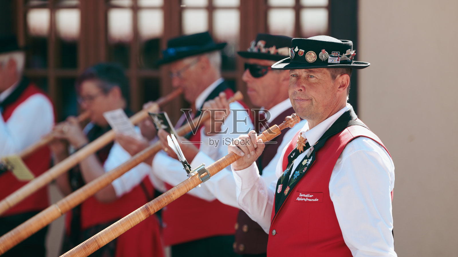 在瑞士采尔马特的一个传统节日里，音乐家们演奏着大号照片摄影图片