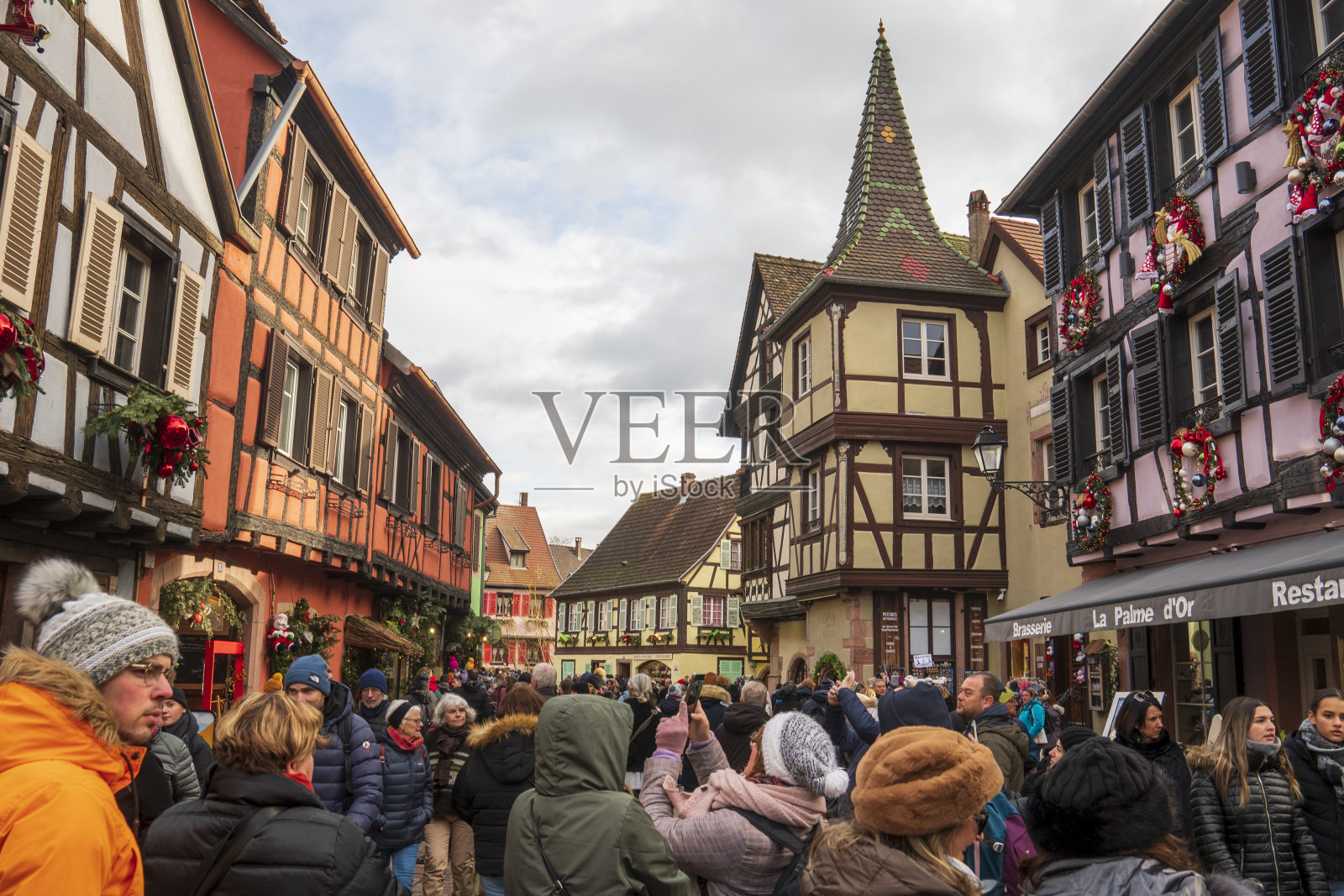 法国阿尔萨斯Kayserberg是阿尔萨斯最美丽的村庄之一，街道上的圣诞装饰品。照片摄影图片